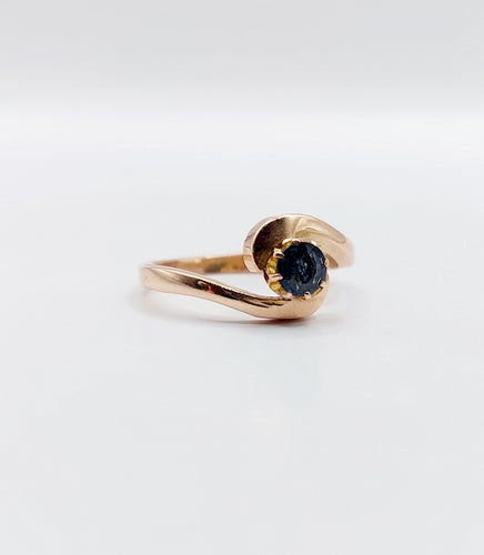 Bague 48 Bague tourbillon or jaune ornée d'un saphir (circa 1920) 58 Facettes A05082