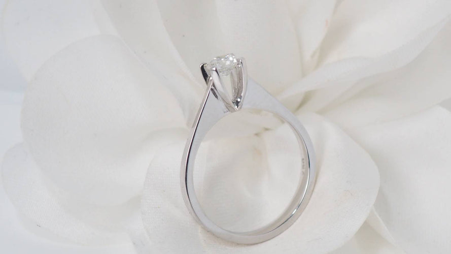 Bague 55 solitaire en or blanc et diamant 0,41 ct Certifié 58 Facettes 31816