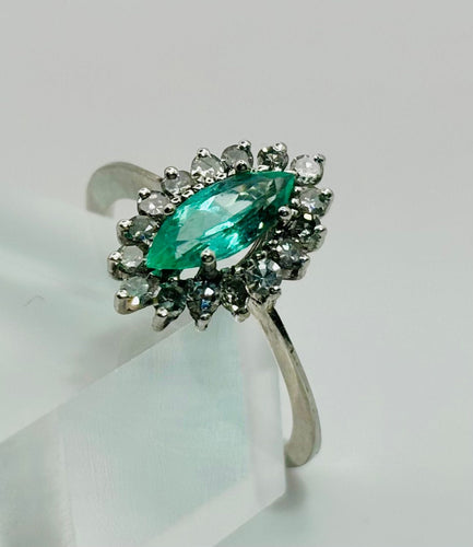 Bague 54 Bague en or blanc avec une émeraude centrale et des diamants 58 Facettes 50272