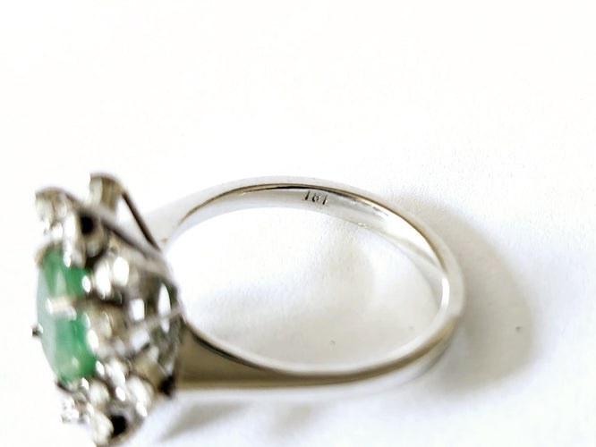 Bague 53 Bague pompadour or blanc, émeraude et diamants 58 Facettes
