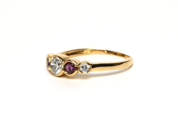 Bague 54 Alliance demi-américaine contemporaine en or jaune 18 carats sertie de rubis et de diamants 58 Facettes 21952
