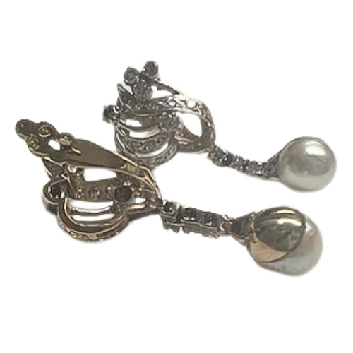 Boucles d'oreilles BOUCLES D'OREILLES DESIGN ART DÉCO PÉRIODE 1930-1935 en OR 18 KT et PLATINE avec DIAMANTS et PERLES 58 Facettes Q162B