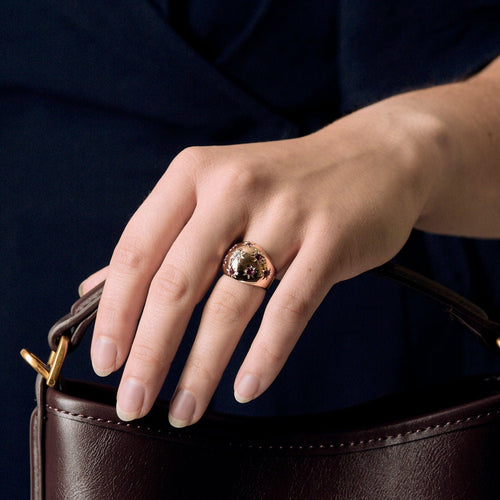Bague dôme en or jaune, diamant et rubis de synthèse