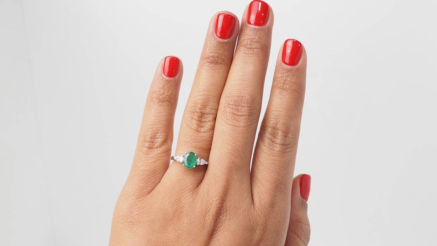 Bague 54 Bague en or blanc, émeraude et diamants 58 Facettes 32533