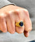 Bague 65 Chevalière homme en or jaune 18 carats saphir et diamants 58 Facettes