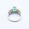 Bague 54 Bague en or blanc, émeraude et diamants 58 Facettes