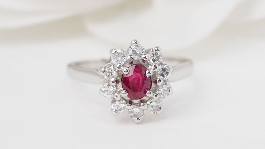 Bague 53 Bague marguerite en or blanc, rubis et diamants 58 Facettes 31286