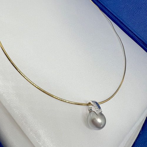 Collier Collier cable Oméga Perle de Tahiti et Diamants - Réversible Or jaune ou Or blanc 18 K 58 Facettes AA 1698