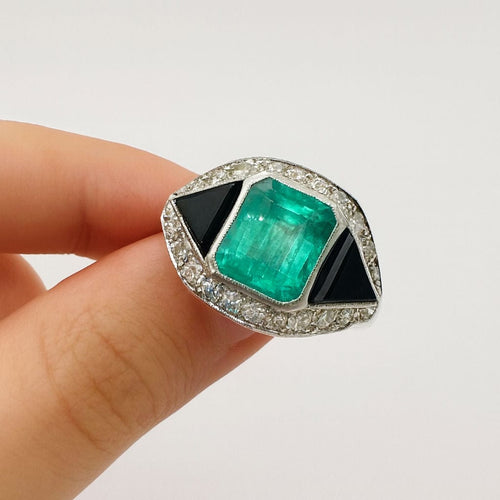 Bague 52 Bague Art Déco en platine ornée d'émeraudes, d'onyx et de diamants 58 Facettes 50306