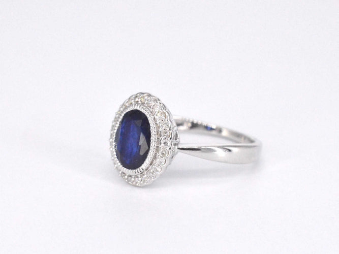 Bague 54 Bague entourage en or blanc avec diamants et saphir 58 Facettes 2044