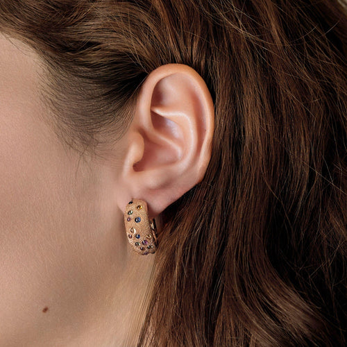 Boucles d'oreilles en or rose, cabochons de saphirs de couleurs
