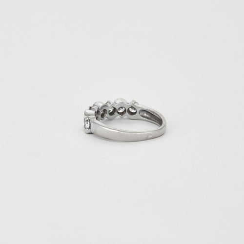 Demi-alliance en or rhodié et diamants 58 Facettes 240251