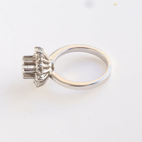 Bague Bague vintage en or blanc sertie de diamants, ornée d'une rosette. 58 Facettes 158/23