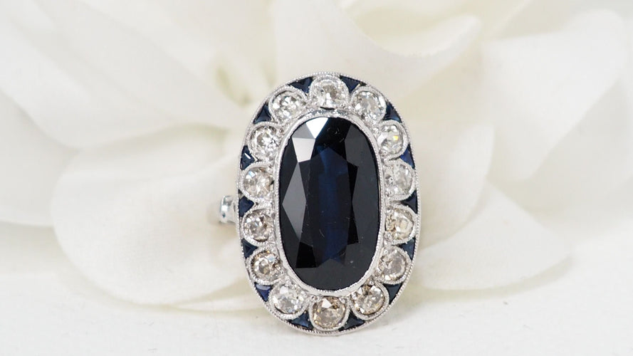 Bague pompadour en platine, saphir et diamants