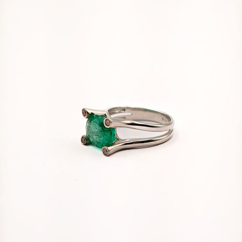 Bague 55 Bague en or blanc, émeraude et diamants 58 Facettes 21002021