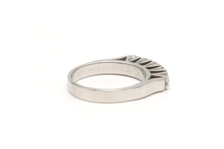 Bague 52 Bague contemporaine en or blanc 14 carats sertie de diamants 58 Facettes 19299