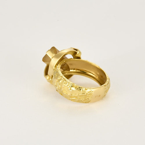 Bague 56 Bague en or jaune amati et texturé sertie d'un quartz cheveux de Vénus 58 Facettes OYO0682
