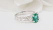 Bague 53 Bague en or blanc, émeraude et diamants 58 Facettes 32626