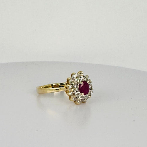 Bague Bague entourage en or jaune et blanc avec rubis ovale et diamants 58 Facettes 2212038