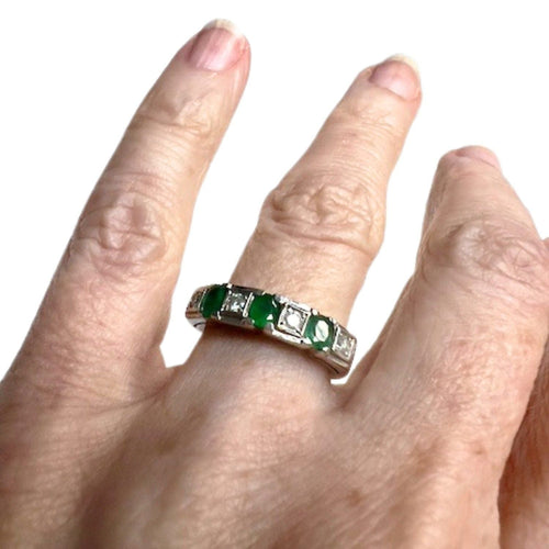 Bague Bague en or blanc avec diamants et émeraudes 58 Facettes Q95B(524)