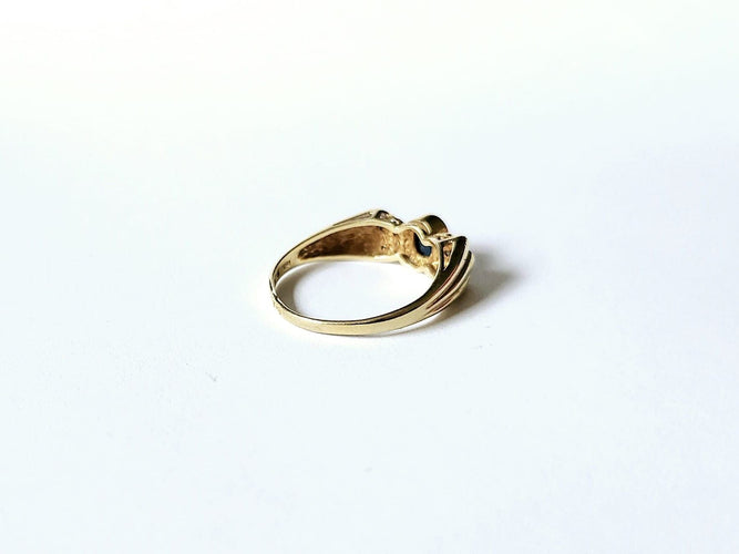 Bague 53 Bague or jaune, saphir et diamants 58 Facettes
