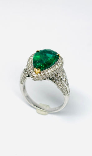 Bague 53 Bague moderne en or jaune avec émeraude naturelle en forme de poire et diamants 58 Facettes E19
