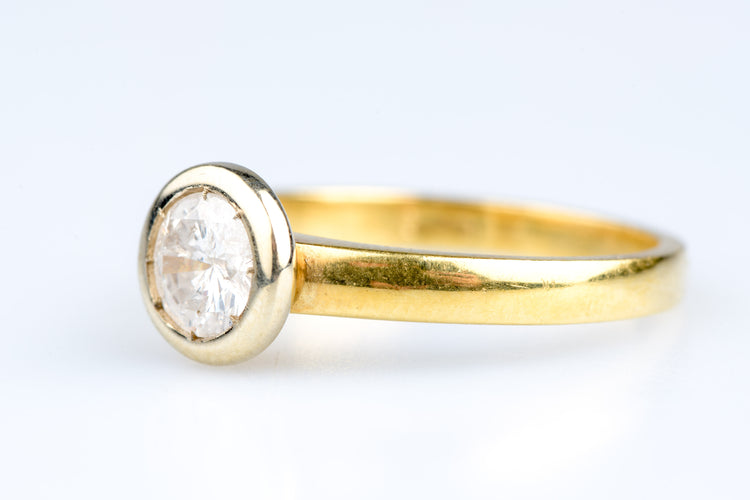 Bague 54 Bague solitaire en or jaune, serti clos d’un diamant rond brillant o,70 ct 58 Facettes 312231