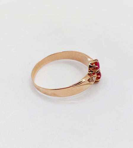 Bague 51.5 Bague antique or rose, rubis synthétiques et perles 58 Facettes A05426