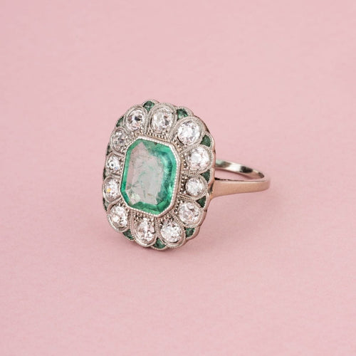 Bague 56 Bague ancienne Art Déco ornée d’émeraudes et diamants en or blanc 18k et platine 58 Facettes