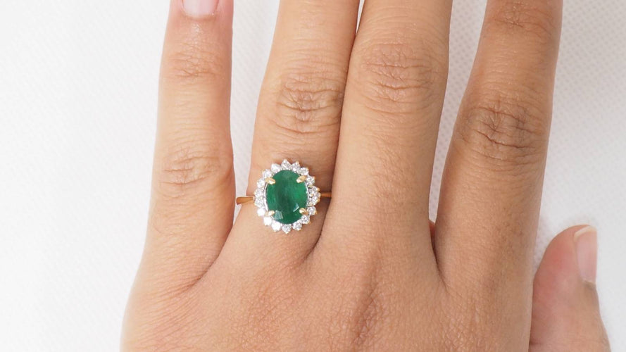 Bague 60 Bague marguerite en or jaune, émeraude ovale et diamants 58 Facettes 30768