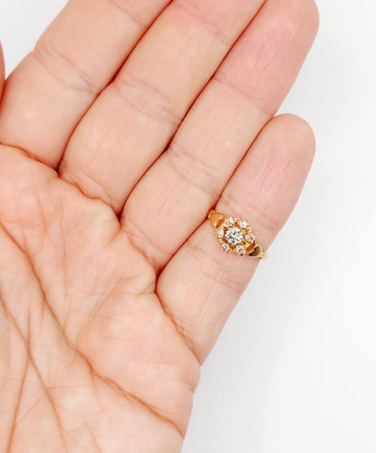 Bague 48.5 Bague marguerite antique or rose ornée d'un diamant entouré de diamant et épaulé de petits cœurs 58 Facettes A04895