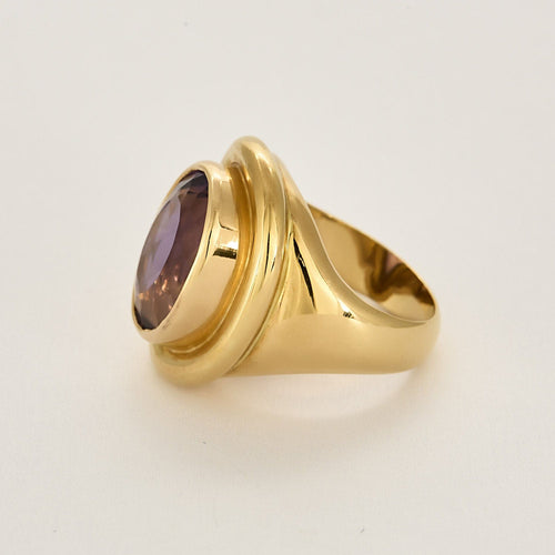 Importante Bague type chevalière en or jaune et améthyste