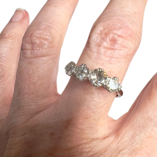 Bague BAGUE AU DESIGN CLASSIQUE DES ANNÉES 1950-1955 EN OR 18 KT AVEC DIAMANTS 58 Facettes A2358(285)