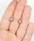 Boucles d'oreilles Dormeuses victorienne or jaune ornée de diamants tailles anciennes en sertis fleur de lys 58 Facettes A04887