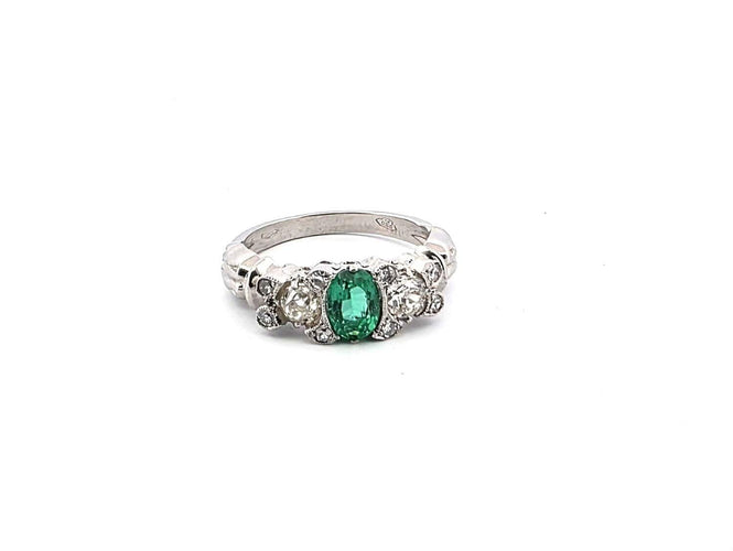 Bague Bague en platine avec émeraude centrale et diamants latéraux 58 Facettes