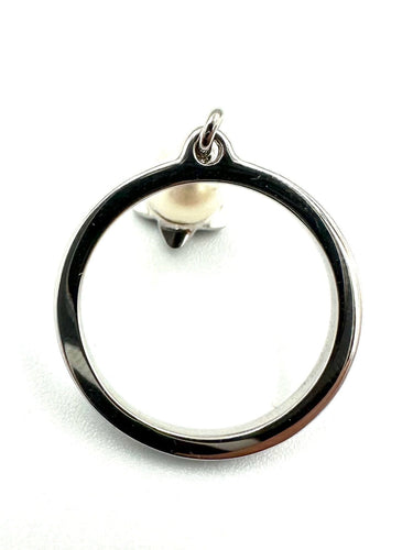 Bague 52 DIOR. Collection "Muguet", bague or blanc 18K et perle 58 Facettes