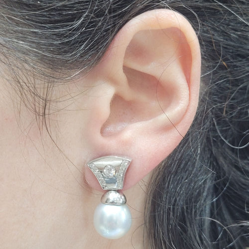 Boucles d'oreilles Boucles d'oreilles en or blanc avec perles et diamants 58 Facettes T325