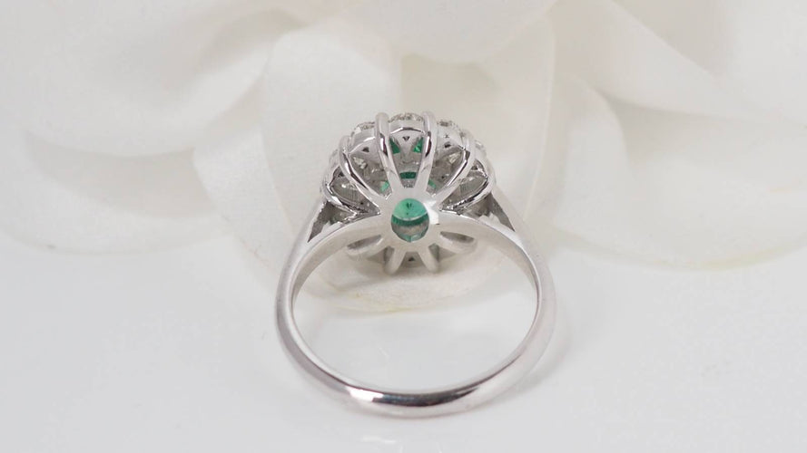 Bague 55 Bague entourage or blanc, émeraude ovale et diamants 58 Facettes F4937