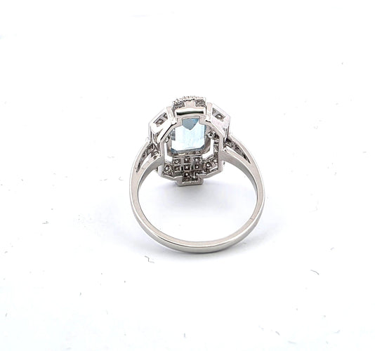 Bague 54 Bague en or blanc avec aigue-marine et diamants 58 Facettes