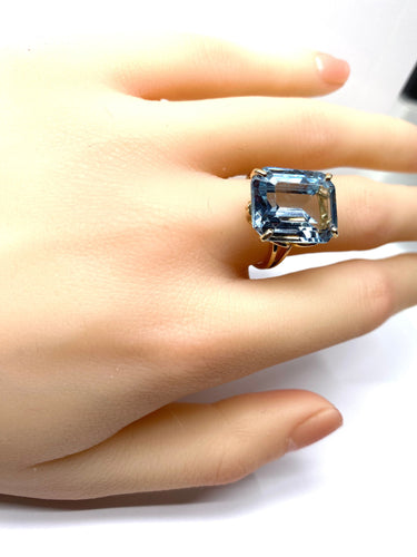 Bague en or jaune 18 carats et aigue marine