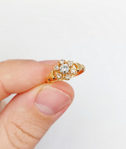 Bague 48.5 Bague marguerite antique or rose ornée d'un diamant entouré de diamant et épaulé de petits cœurs 58 Facettes A04895