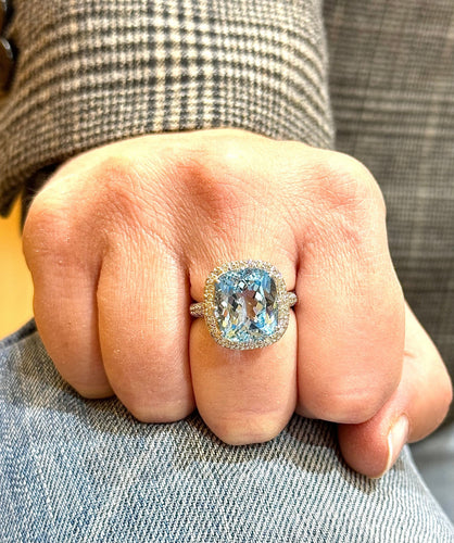 Bague 56 Bague or blanc topaze bleue et diamants 58 Facettes