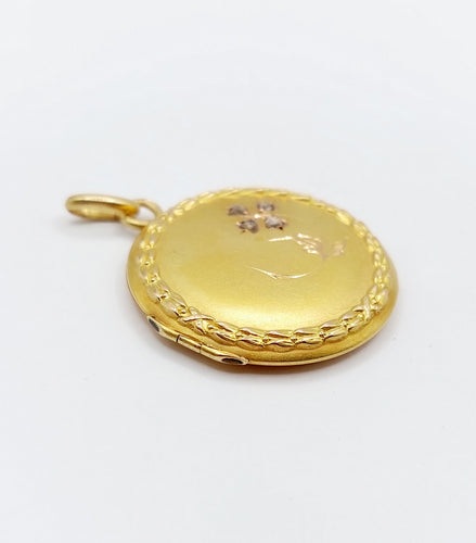 Pendentif Pendentif porte photo Art nouveau or 18k couronne de laurier ,fleur ciselée et diamants taille roses (circa 1910) 58 Facettes A05229