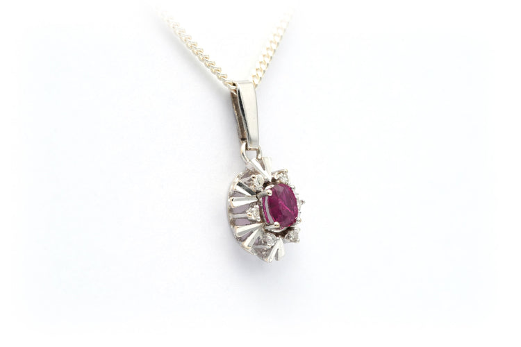 Pendentif Pendentif 1970 en or blanc serti d'un grenat et de diamants 58 Facettes B634