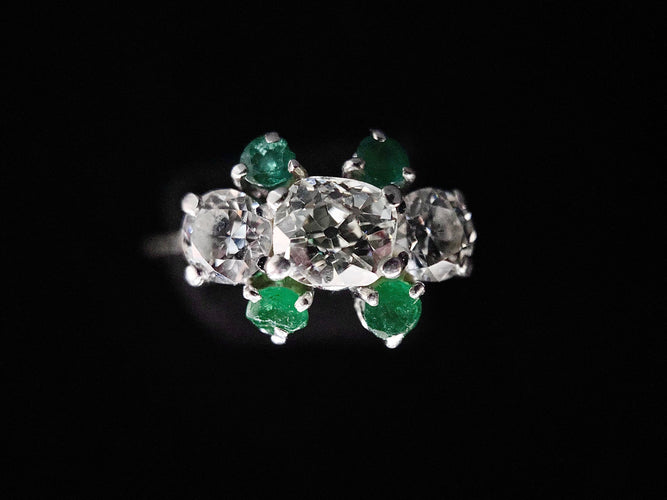 Bague 56 Bague or blanc diamant ovale de 0,70 carat et émeraudes 58 Facettes