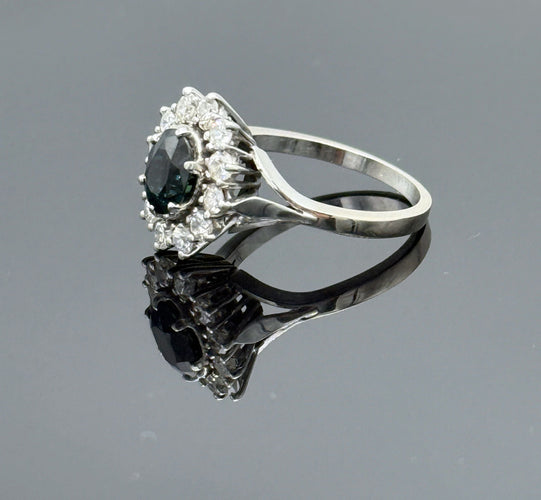 Bague 57 Bague pompadour en or gris, saphir, diamants 58 Facettes