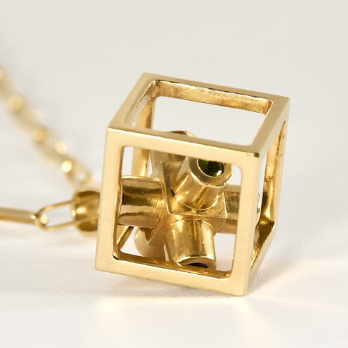 Collier Chaîne et pendentif cube en or jaune et tourmalines vertes 58 Facettes MONTE0164