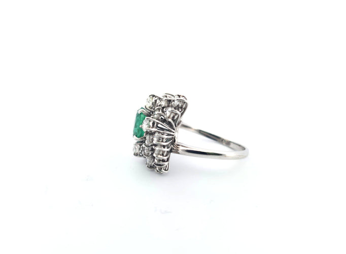 Bague 57 Bague en or blanc avec émeraude et diamants 58 Facettes