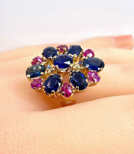 54 Importante bague or jaune, 7 saphirs et 6 rubis 58 Facettes AB454
