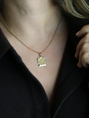 Pendentif Medaille Augis rectangulaire Plus hier Moins Demain or jaune 58 Facettes 1202.3